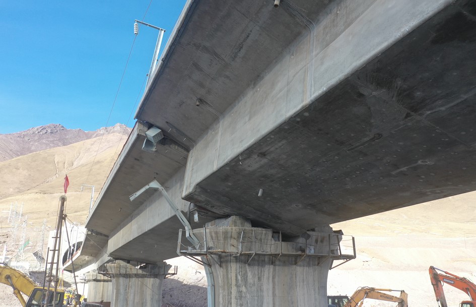 圖2 主梁側(cè)向移位及偏轉(zhuǎn)